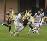 Los defensas noieses Berto y Mun�n pelean con Changui. 