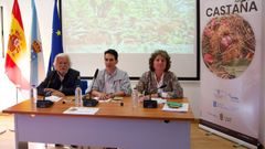 Rosendo Fern�ndez, Luisa Pi�eiro y Laura Calvo en la inauguraci�n del quinto Foro da Casta�a en O Ri�s.