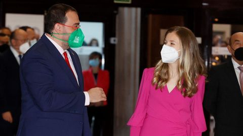 El presidente del Principado de Asturias, Adri�n Barb�n (i), saluda a la princesa Leonor (d) a su llegada al tradicional concierto de los Premios Princesa de Asturias