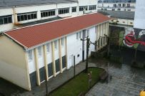 El tejado de la vieja escuela, ahora centro social, ya est� restaurado . 