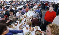 La carpa del puerto no tard� en llenarse en la fiesta gastron�mica que cumpli� ayer 27 a�os. 
