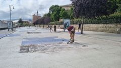 La calle Reina Victoria de Pontevedra, este martes, ya sin skatepark para proceder al montaje de las atracciones de las fiestas de la Peregrina