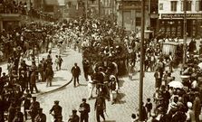 Un desfile de carnaval, en el momento que entra en la Porta do Sol, a finales del siglo XIX.