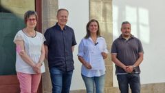 Miembros del grupo socialista, con la moci�n que defender�n este viernes.