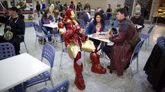 Un hombre disfrazado de Iron Man en la cafeter�a de la Super Comic Convention de Londres.