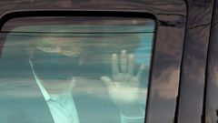 Trump saluda a sus partidarios en su pol�mica salida del hospital