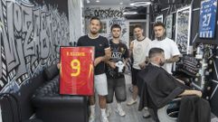 Antes de viajar a EE.UU., Borja Iglesias regal� a Niza Barber una camiseta de Espa�a dedicada. Los due�os y empleados de esta barber�a de Santiago muestran la equipaci�n enmarcada con orgullo, que ahora cuelga junto a las que les dieron otros jugadores y clientes, como la de David Mella (D�por), Jorge Oreiro (Betis) o Adri�n Rodr�guez, Pirata (Inter).