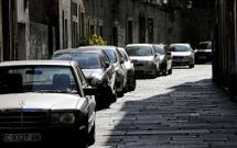 Coches aparcados ayer en la Ciudad Vieja, muchos de ellos sin tarjeta de residente. 