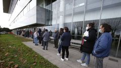 Colas para vacunarse del covid-19 y la gripe en el Hospital de Oza (Chuac), en A Coru�a.