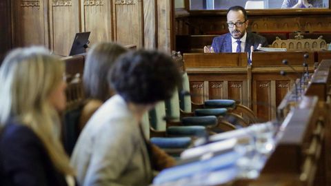  El diputado de Vox, Ignacio Blanco (fondo), durante su intervencin en la comparecencia de la consejera de Cultura, Poltica Llingstica y Turismo, Berta Pin (2i), ante la Junta General para exponer el programa de gobierno de su departamento. Ignacio Blanco, ha amenazado con abandonar la sala durante la comparecencia de Pin e incluso ha propuesto que, si se iba a utilizar una lengua no cooficial, podra optarse por el ingls para el mejor entendimiento de todos.