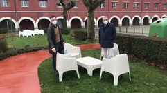 Los concejales del PP ante el mobiliario que se compr� con un contrato menor en el CEI Nodus