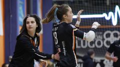 Bel�n Feal y Ana Eliza en un momento del derbi en Vista Alegre contra el Poio Pescamar.