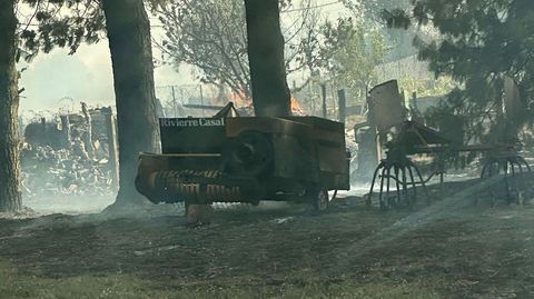 Maquinaria agrícola quemada en una de las casas por las que pasó el incendio de o Saviñao
