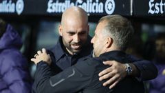 Hansi Flick, saludando a Claudio Girldez antes del partido entre Celta y Barcelona.