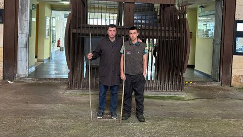 Daniel Berdasco y su hijo en el mercado de ganado de la Pola