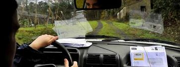 El coche es el principal instrumento de trabajo de los 1.118 carteros rurales que trabajan en Galicia. En la foto, Teresa Prados, repartidora postal en Cerdido.