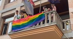 La bandera multicolor ya luce en el balc�n del consistorio de A R�a de Valdeorras.