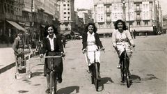 Luc�a Verdejo (derecha), junto a sus amigas Lola (izquierda) y Mar�a Ester Sell�s (centro).  Esta es la imagen con la que Luchita ilustra el blog de cr�nicas coru�esas que empez� a escribir con 83 a�os