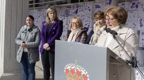 Lectura de manifiesto en Vimianzo por parte de Carmen V�zquez, maestra jubilada 