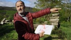 Dositeo Rilo muestra los planos de la pol�mica finca donde acusa a su hermano de querer apropiarse de un camino.