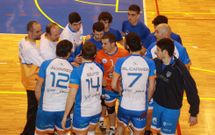 Jugadores y responsables del N�utico Boiro durante un descanso en el encuentro de ayer. 