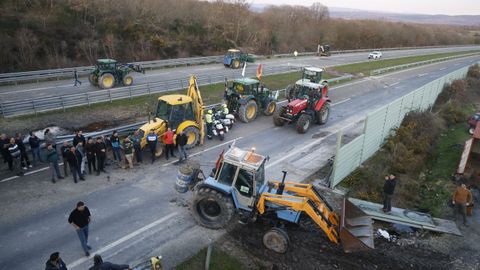 Preparan el acceso de salida de los tractores