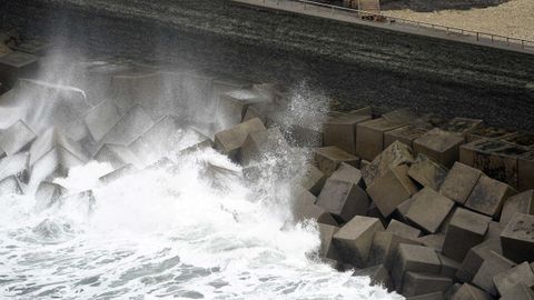  Olas chocan contra el rompeolas de Cudillero, en Asturias