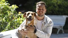 Javier Escudero y su perra Pepa.