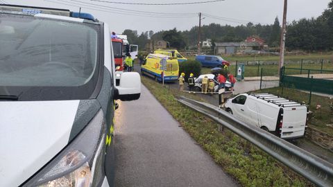 El coche se sali� de la v�a tras el impacto, y los bomberos tuvieron que actuar para sacar del veh�culo a sus pasajeros. 