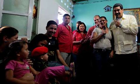 Maduro, durante una prueba de la televisin digital terrestre en una casa de Caracas.