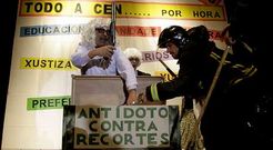 El alcalde, disfrazado de cient�fico, propuso el ant�doto contra los recortes: las recortadas.