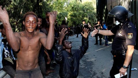 Los 400 migrantes que han saltado la valla en Ceuta se suman a 1.300 personas rescatadas en el Estrecho y en el mar de Alborn desde el lunes