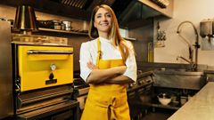 La chef Luca Freitas, en la cocina de su restaurante, A Tafona, en Santiago