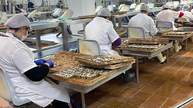 Trabajadoras en las lneas de produccin de La Coca.