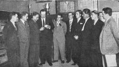 El boirense, ejerciendo como presidente del Celta, le entrega una insignia al futbolista Paquito Cominges.