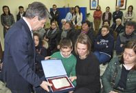 El alcalde de Meis fue el encargado de entregar una placa al hijo y a la mujer del fallecido. 