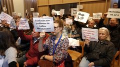 Un nutrido grupo de vecinos que se oponen a la A-57 siguieron el pleno del Concello de Pontevera, este lunes, donde exhibieron variados carteles