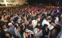 Hay espect�culos de orquestas seguidos por mucha juventud. 