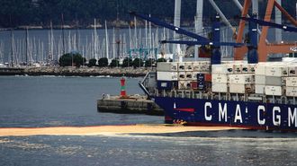 Vertido de aceite de palma en el Puerto de Vigo al implosionar un silo y que se saldó con un herido grave