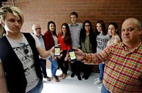 <span lang= es-es >Una aplicaci�n m�vil para ayudar a mayores y dependientes</span>. En mayo del 2013 un grupo de alumnos de 2� curso de Direcci�n e Xesti�n P�blica presentaban junto al profesor Enrique Varela (a la derecha) la aplicaci�n @AppDuls y defend�an su utilidad en una comunidad como la gallega. 