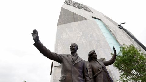 Una estatua de Barack y Michelle Obama