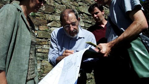 El arquitecto portugu�s �lvaro Siza ubic� bancos y papeleras en el 2001, 7 a�os despu�s de finalizar el parque de Bonaval