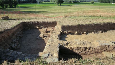 Excavacina arqueolgica en una villa romana en Coea, Castro de Rei