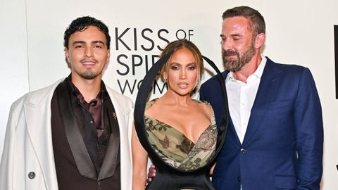 Tonatiuh, a la izquierda, Jennifer Lopez y Ben Affleck en el estreno de «El beso de la mujer araña»  el lunes 6 de octubre en Nueva York.