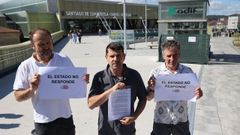 Jess Domnguez, portavoz de la Plataforma del Alvia (centro), junto a otros miembros del colectivo, frente a la estacin de tren de Santiago