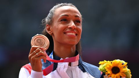 Ana Peleteiro recibe la medalla de bronce