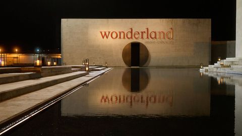 Entrada a la nave del muelle de Batera que acoger la exposicin Wonderland, de Annie Leibovitz