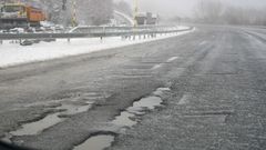 Socavones en el pavimento de la A-52 entre los tneles de A Canda y Padornelo, en la entrada a Galicia.