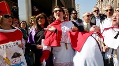 Jos� Manuel Sande entra a declarar en los juzgados de A Coru�a por el cartel de carnaval. Acompa�ado por el el alcalde, concejales y las comparsas