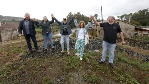 Enrique, Idoia, Hernando, Isabel y Manolo, en la aldea de Aboi, en Caldas, son directivos de la asociaci�n Terra e Xente